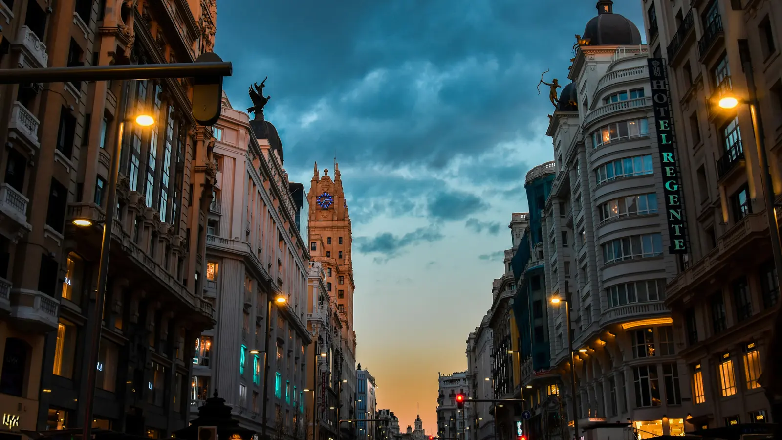 La Gran Vía de Madrid al atardecer