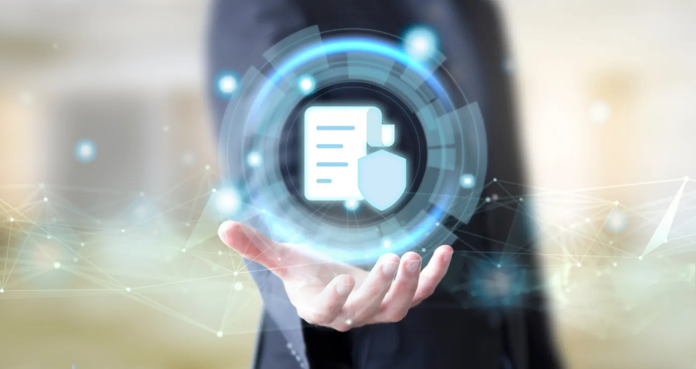 Mano sosteniendo un icono luminoso de documento digital protegido