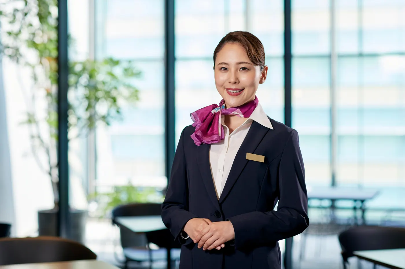 Profesional de recepción sonriendo en un espacio elegante