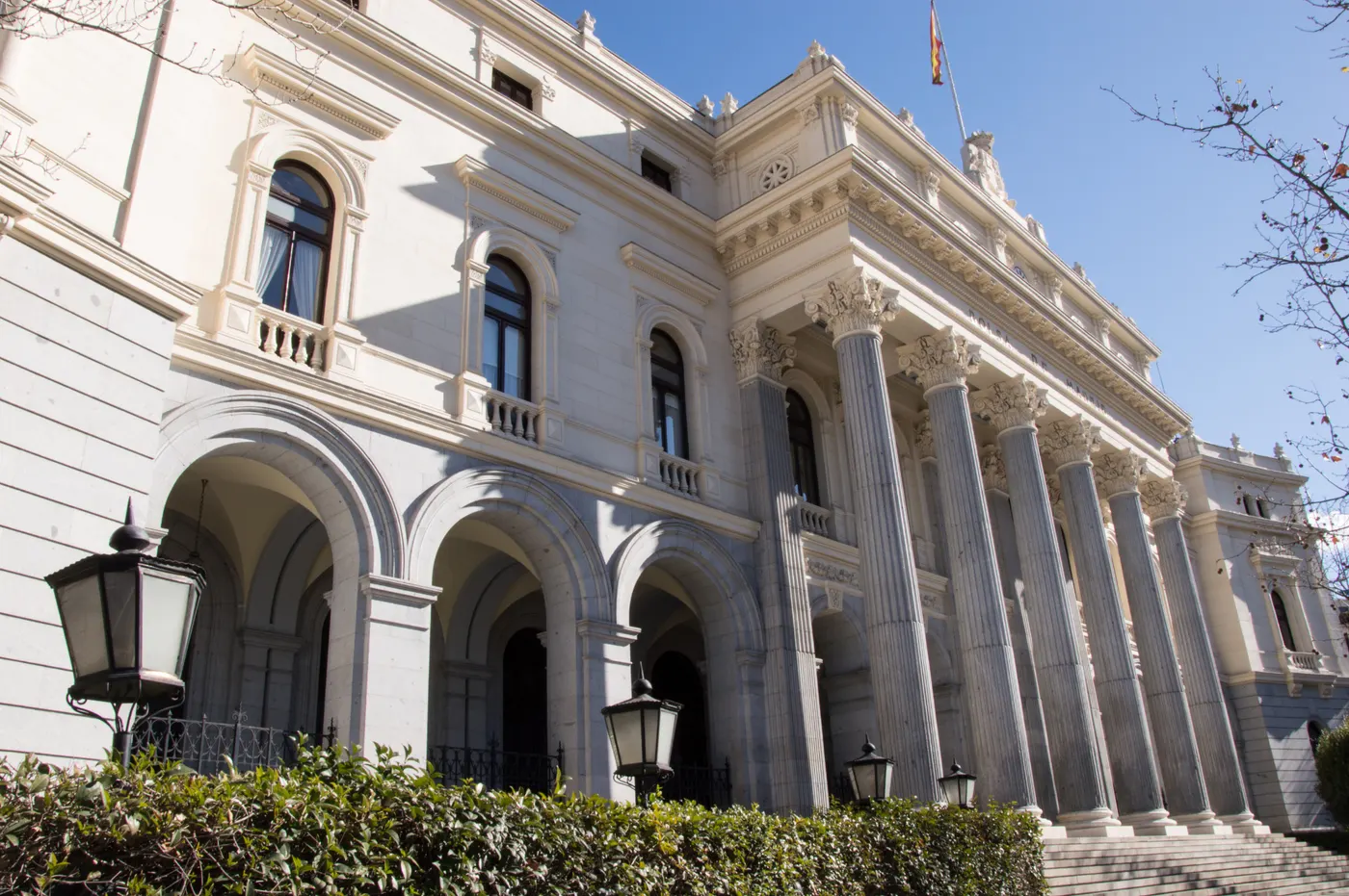 Edificio institucional con columnas clásicas en Madrid