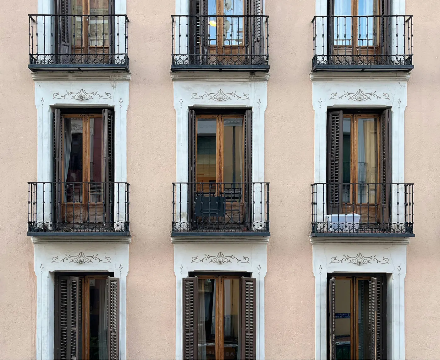 Fachada de un edificio madrileño con balcones tradicionales