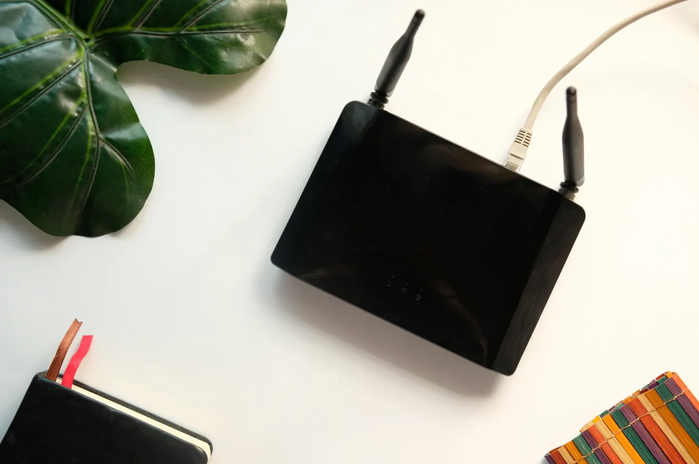 Router de internet doméstico sobre una superficie clara